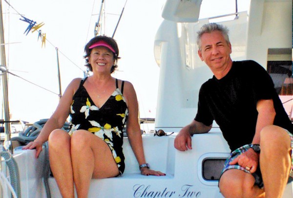 Janet und Pat Hayes auf ihrem Katamaran. Bild: Blue Planet Odyssey