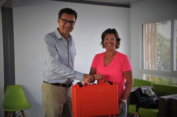 Dr. Kaupke übergibt Janet Hayes einen Screening-Koffer. Foto: H.I.T. Stiftung