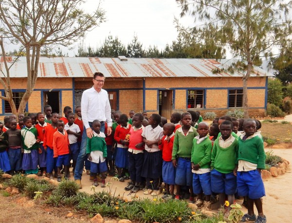 Der Besuch aus Deutschland wird neugierig erwartet. Dr. Kaupke und die Grundschüler von Lupombwe. Bild: Isabel Gäthje