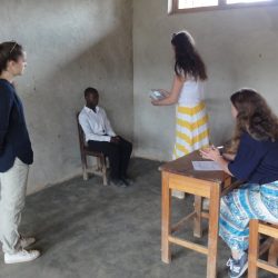 Hamburger Gymnasiasten testen die Sehfähigkeit der einheimischen Schülerinnen und Schüler.